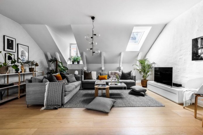 soggiorno elegante con soffitto bianco spiovente