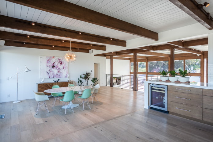 travi in legno marrone del soffitto