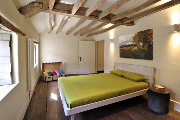soffitto dipinto di bianco con travi in legno