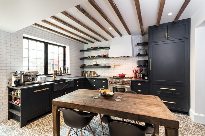 interno cucina con mobili neri