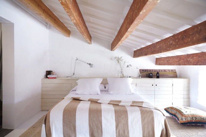 travi invecchiate in camera da letto