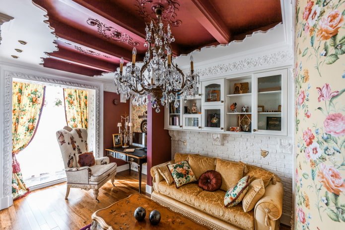 soffitto rosso con travi