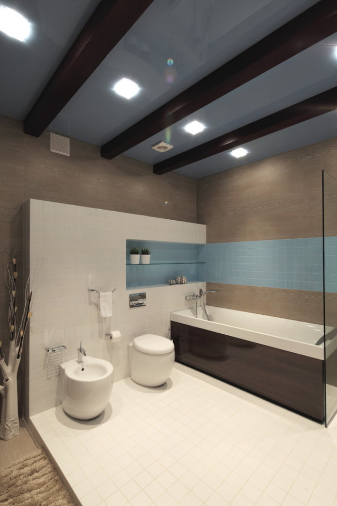 soffitto teso con travi in bagno