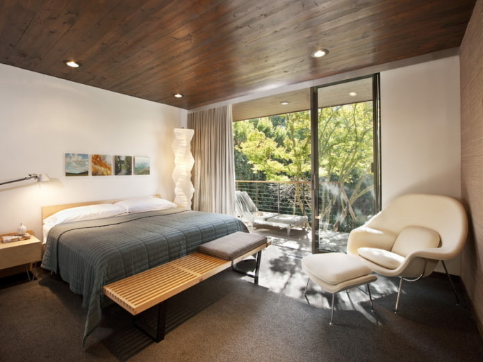 soffitto in legno nell'interno della camera da letto