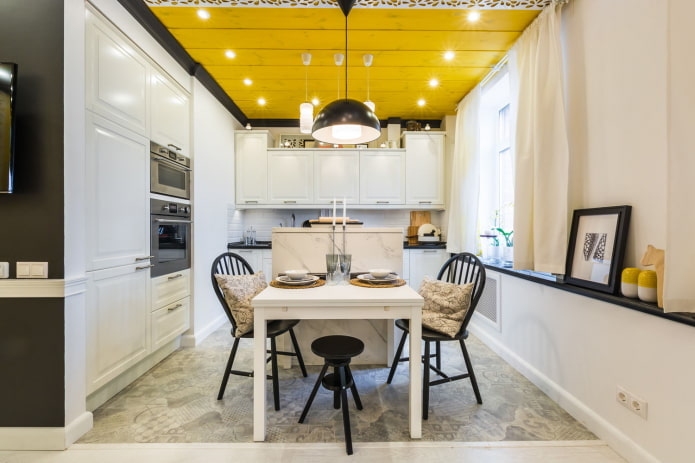 soffitto giallo negli interni
