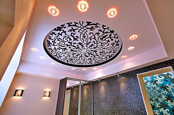 soffitto decorato con motivi