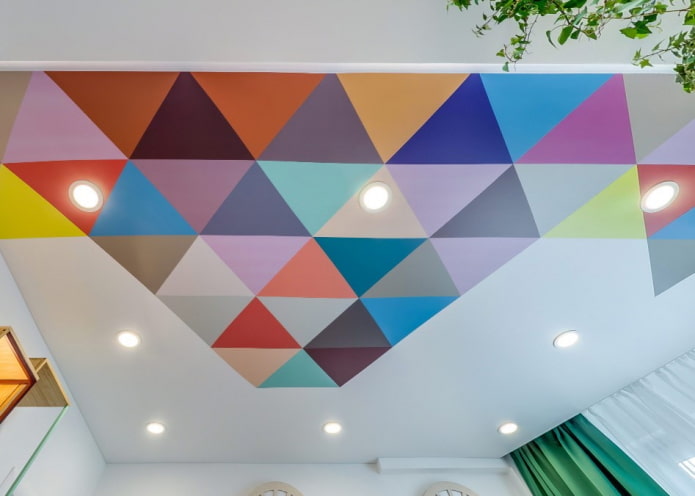soffitto con motivi geometrici
