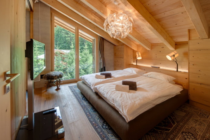 design del soffitto inclinato negli interni