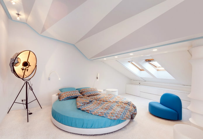 design del soffitto inclinato negli interni