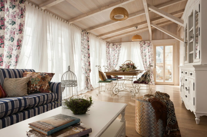 design del soffitto in stile provenzale