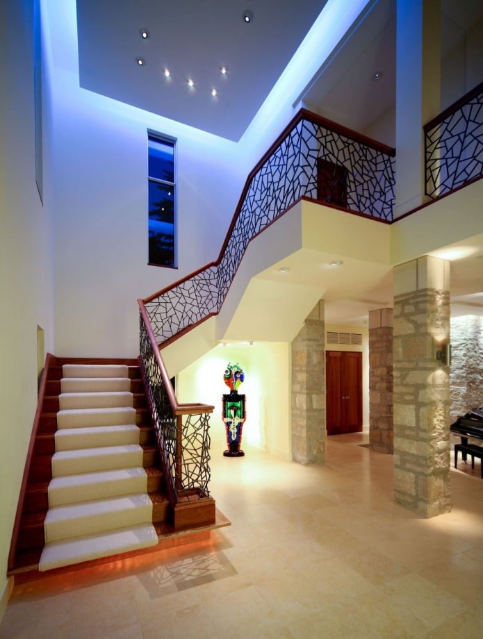design del soffitto sopra le scale