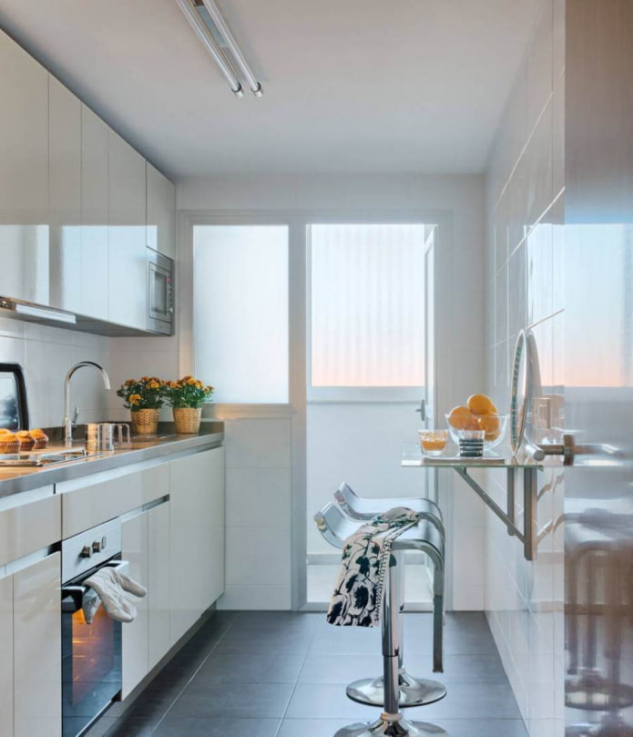 cucina piccola con tavolo