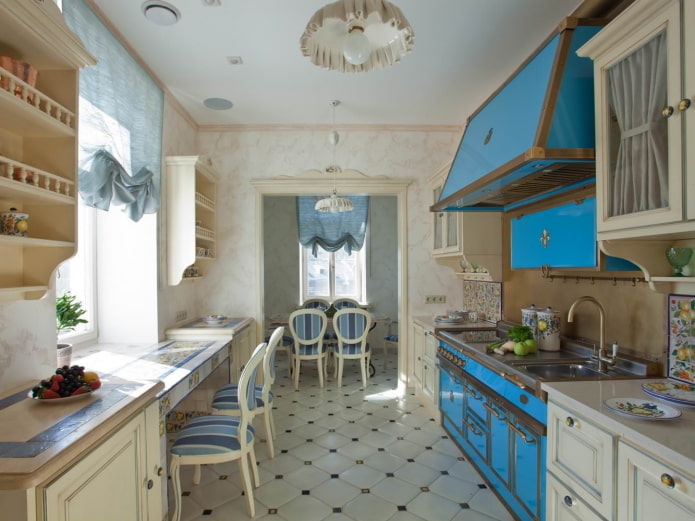 Zona pranzo in una cucina rettangolare