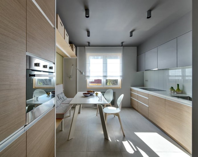 Zona pranzo in una cucina rettangolare