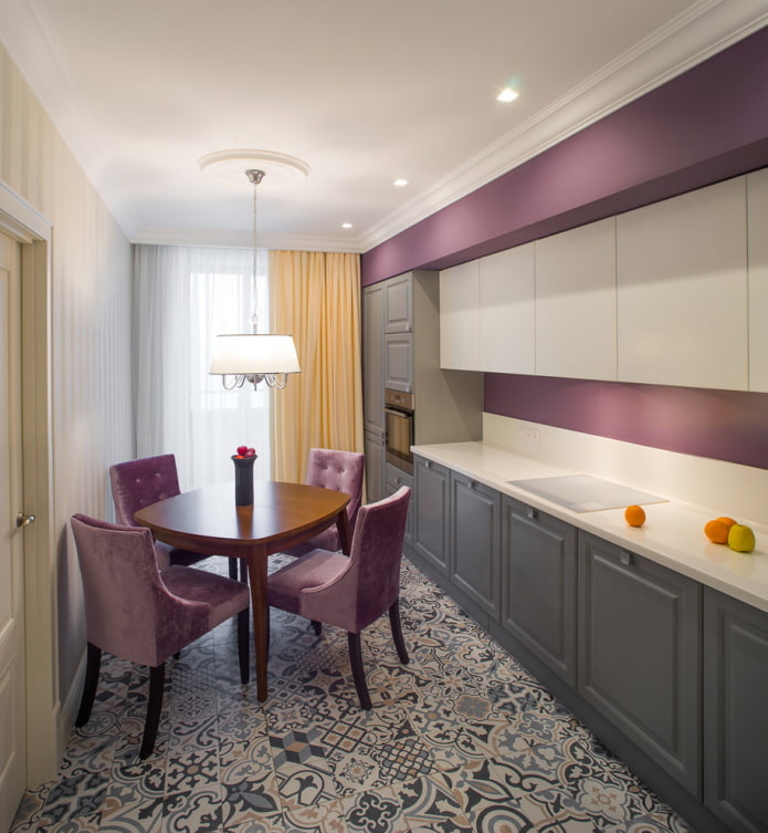 Zona pranzo in una cucina rettangolare