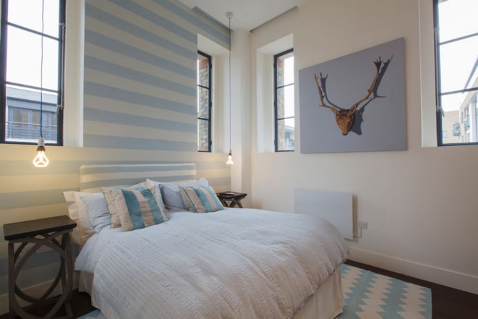 strisce sulla parete della camera da letto