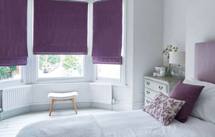 tende alla romana viola in camera da letto