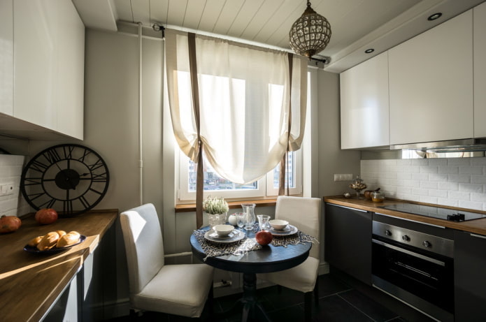 tende beige in cucina