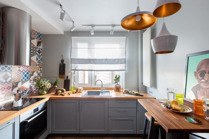 tende bianche all'interno della cucina