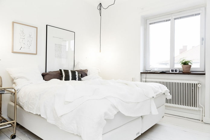 camera da letto con pareti bianche