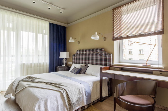 Camera da letto quadrata con comodino
