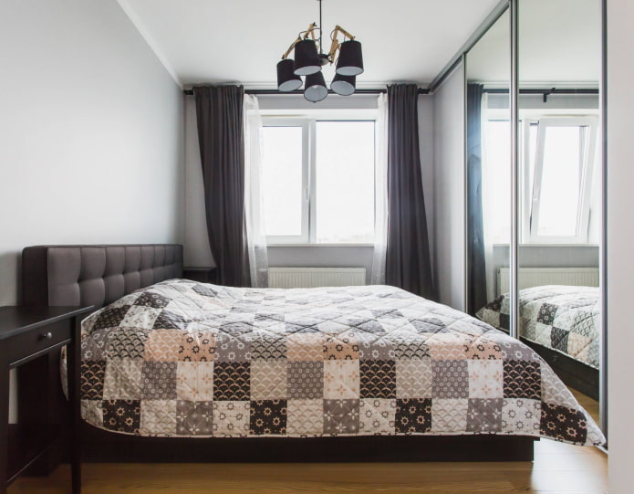 Mobilio a specchio di fronte al letto