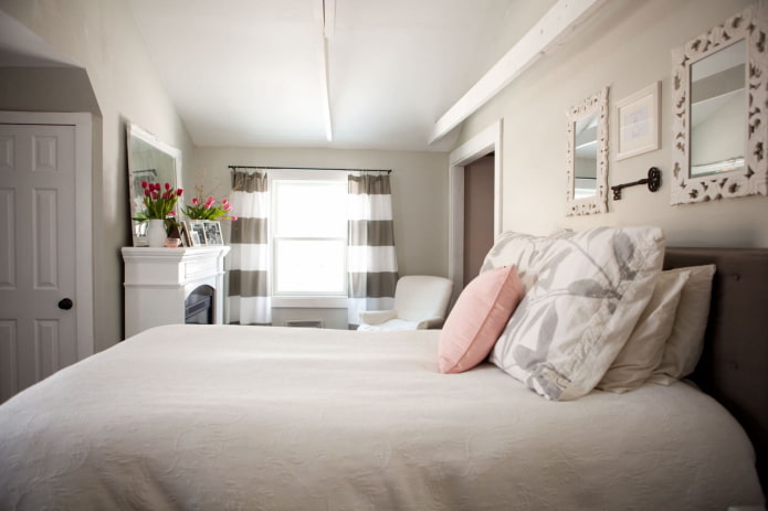 Camera da letto con camino in stile classico
