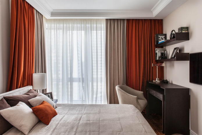 scrivania accanto al letto