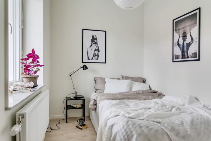 comodino laconico con una lampada in camera da letto