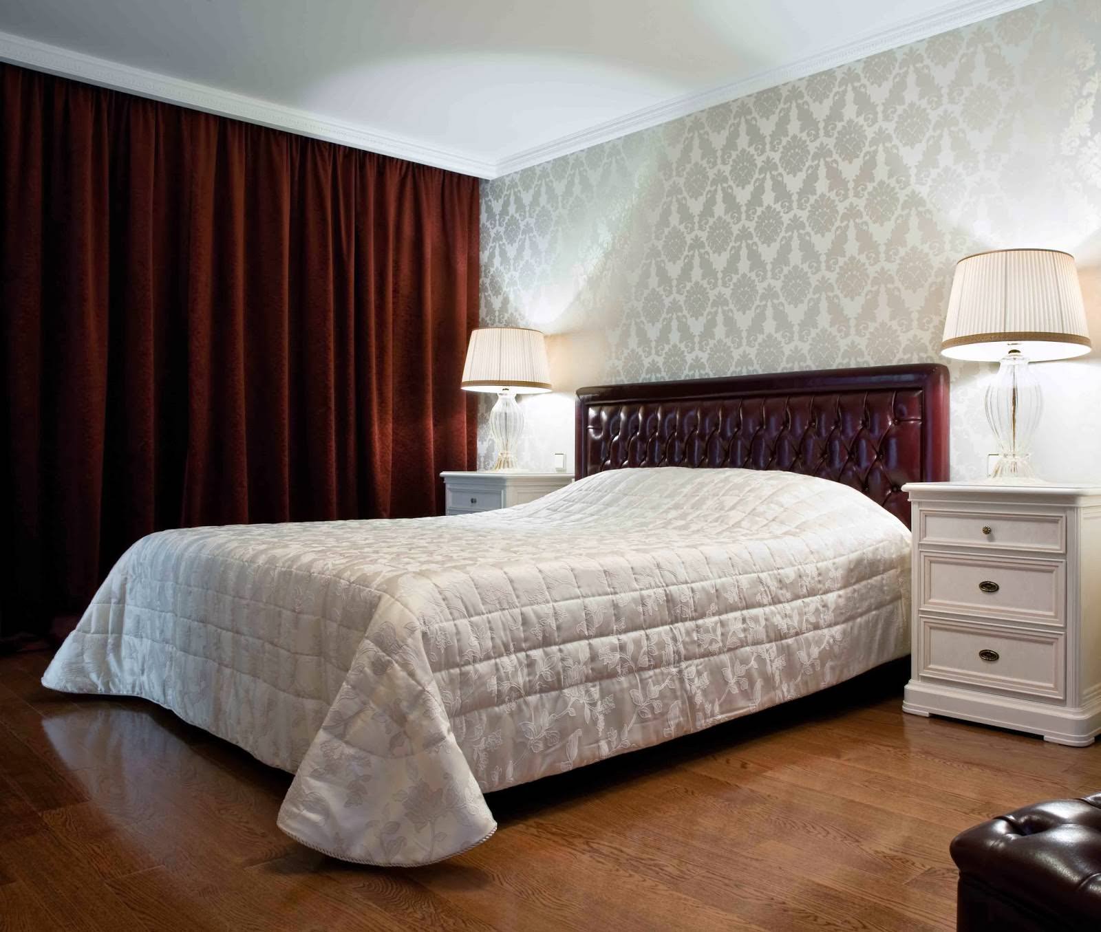 tende bordeaux nel design della camera da letto con carta da parati grigia