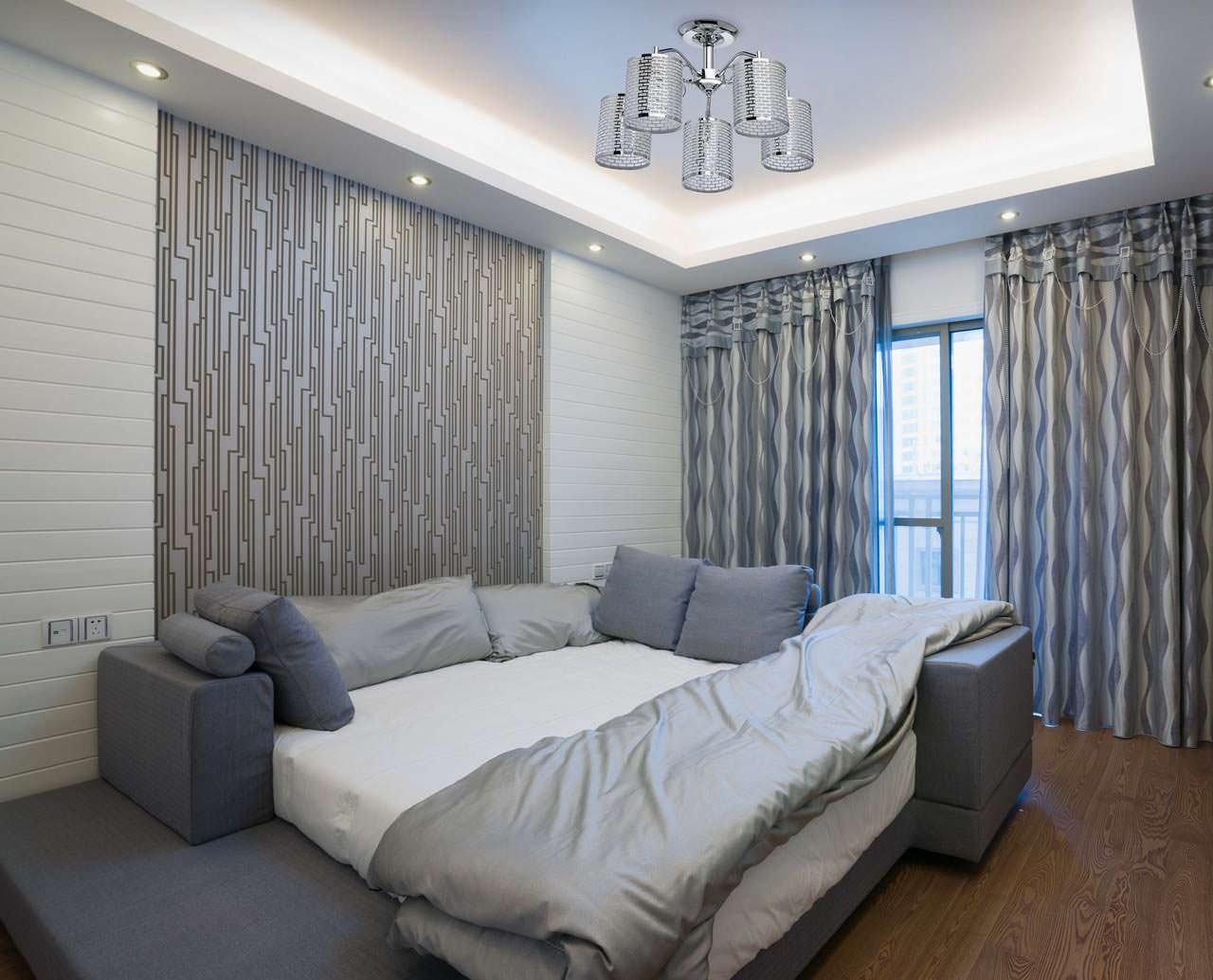 tende grigie nel design della camera da letto con carta da parati grigia