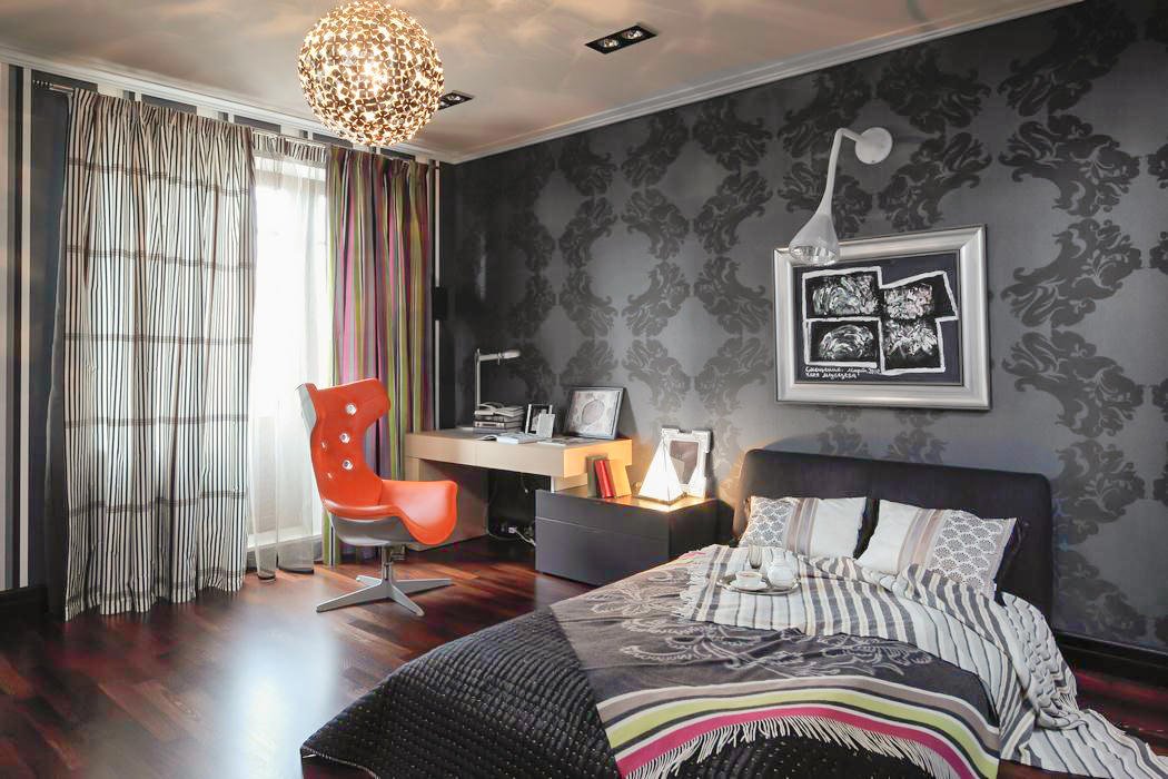 tende nel design della camera da letto con carta da parati grigia