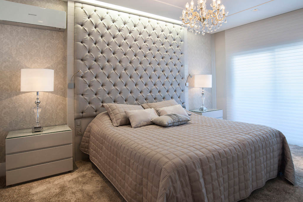 design della camera da letto con carta da parati grigia