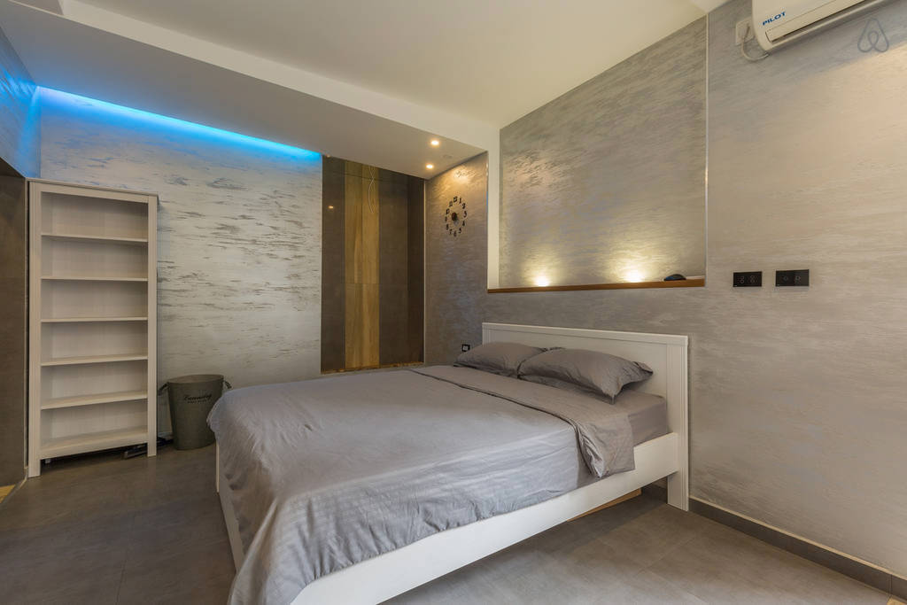 interno della camera da letto con carta da parati grigia