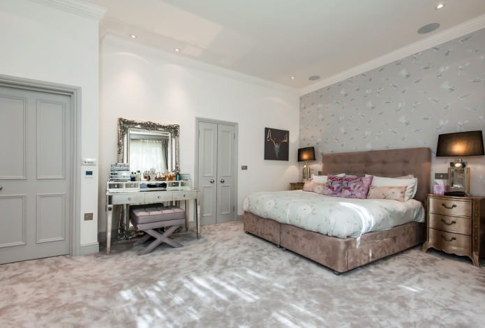 design della camera da letto con carta da parati grigia