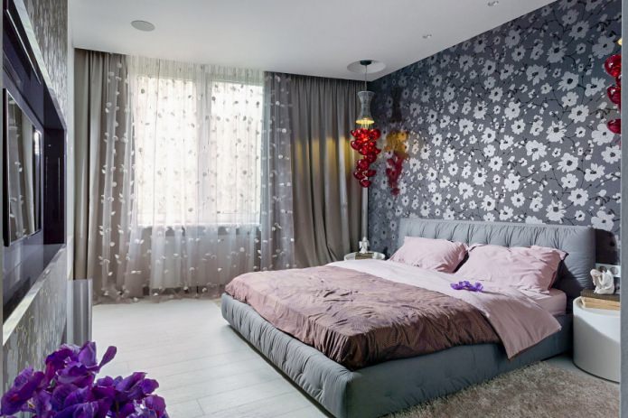 carta da parati grigia con fiori in camera da letto