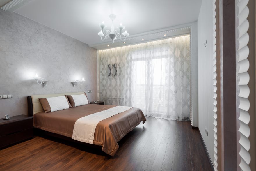 interno della camera da letto con carta da parati grigia