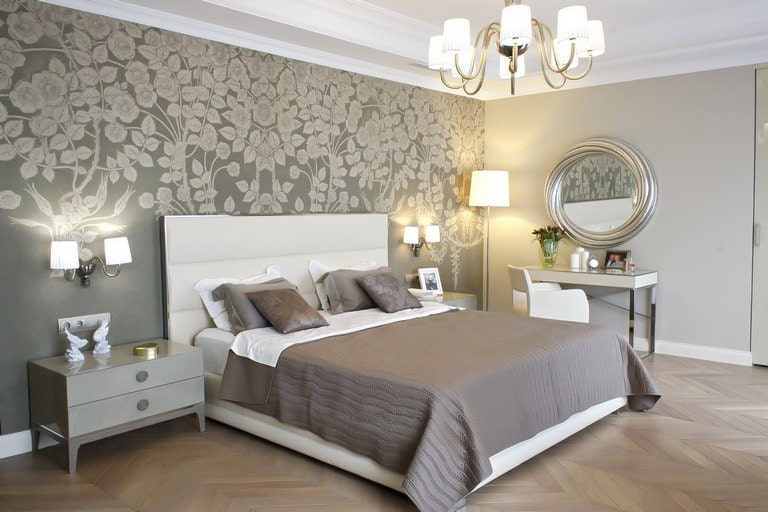 interno della camera da letto con carta da parati grigia