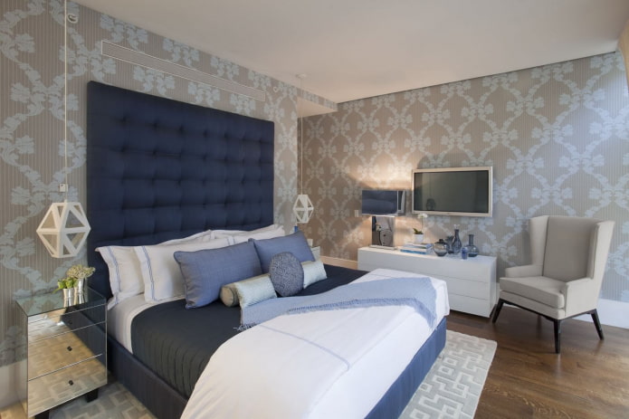 Carta da parati grigio-blu nell'interno della camera da letto