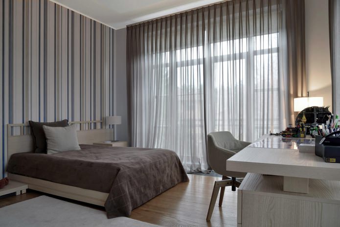 Tende nel design della camera da letto con carta da parati grigia