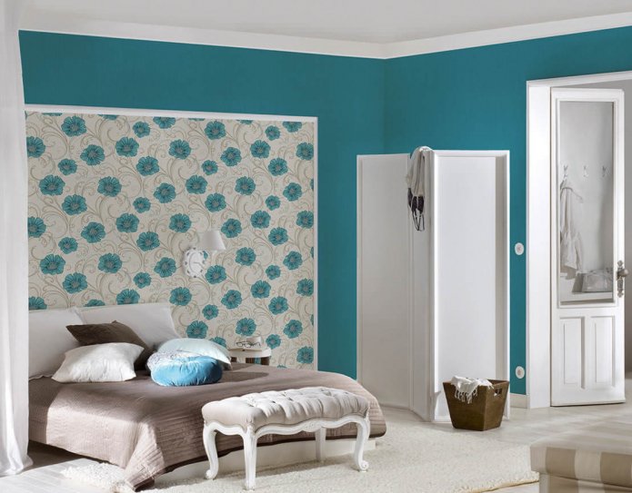 sfondo beige sulla testiera del letto con fiori
