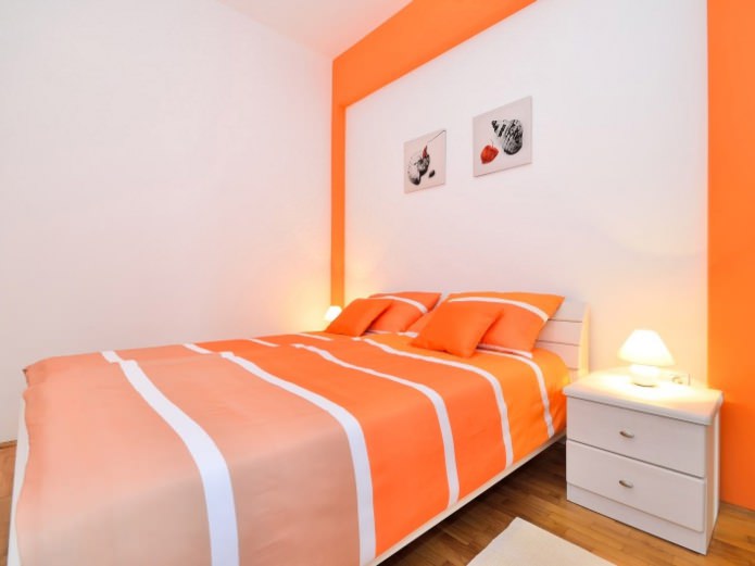 biancheria da letto arancione e bianca