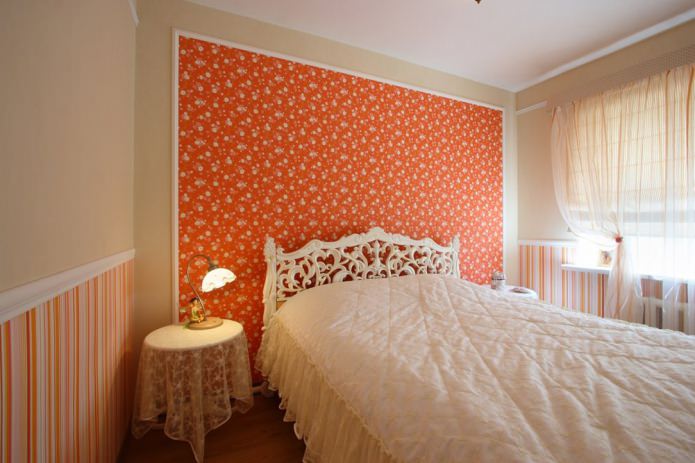 parete decorativa arancione in camera da letto