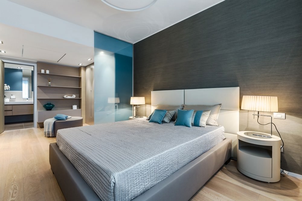 design della camera da letto con carta da parati grigia