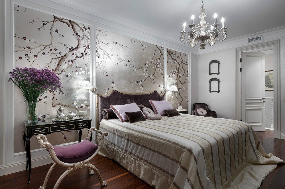 design della camera da letto con carta da parati argentata