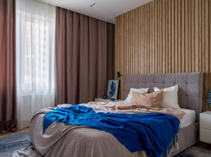 travi di legno sulla parete della camera da letto