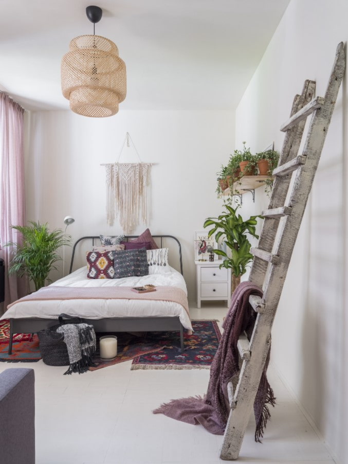 camera da letto con pareti bianche