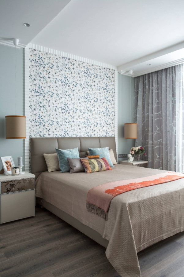 decorazione da parete dietro il letto