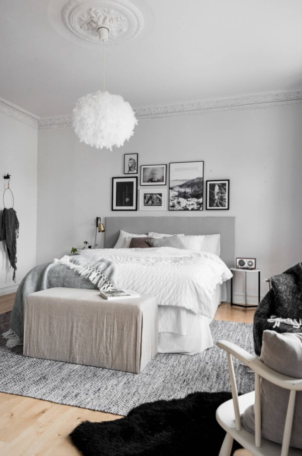 comodino vicino al letto
