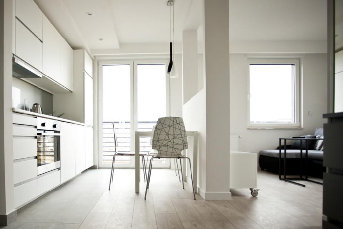 interno di un monolocale con due finestre